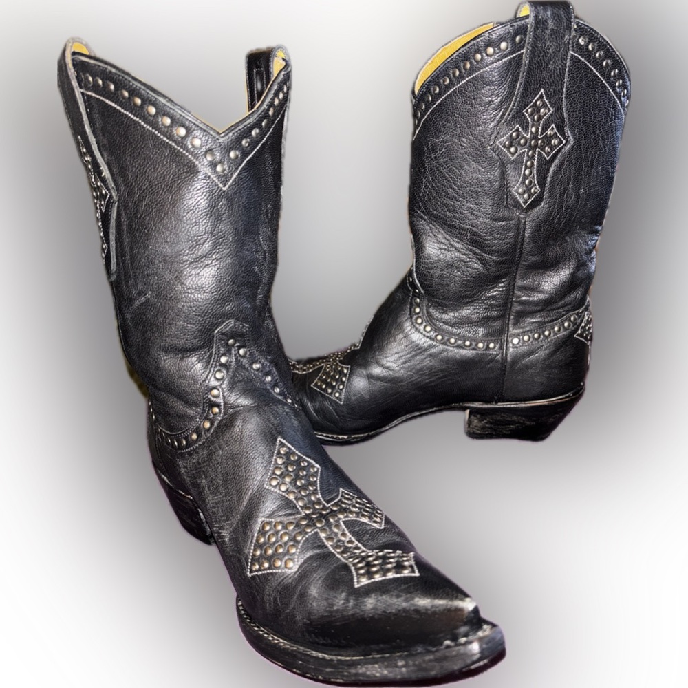 Hard to find Old Gringo Studded Cross Boots sz. 7 1/2
Make an offer⚡️ - Picture 4 of 9